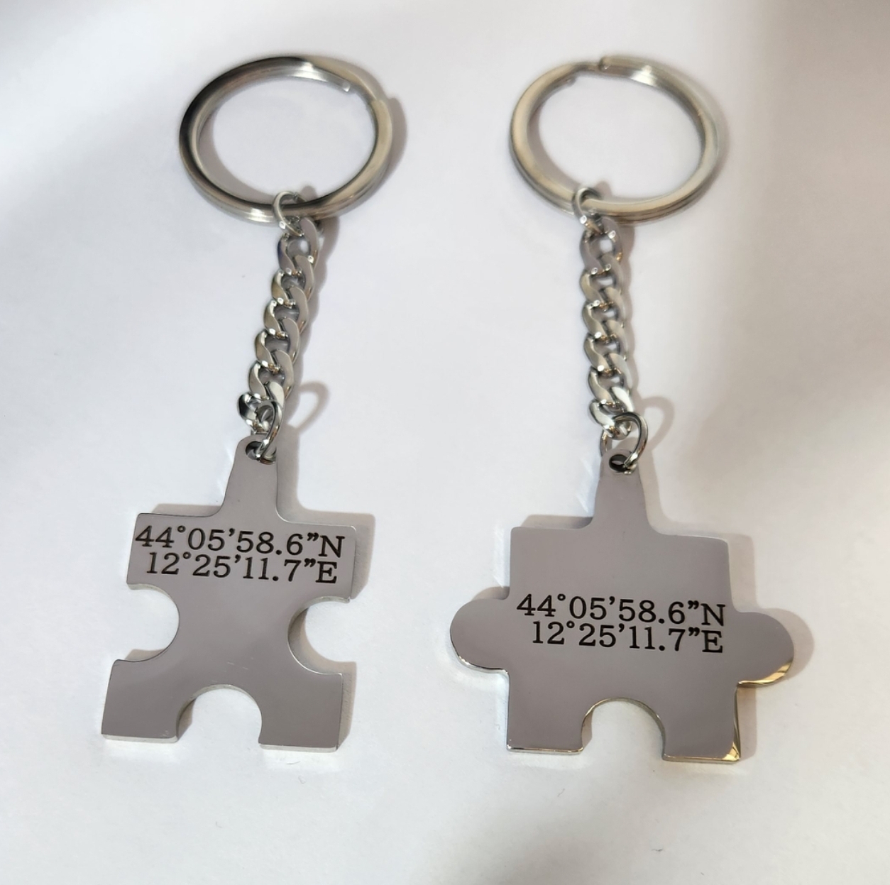 Portachiavi doppio puzzle personalizzato in acciaio con iniziali nomi e date MeGioielli